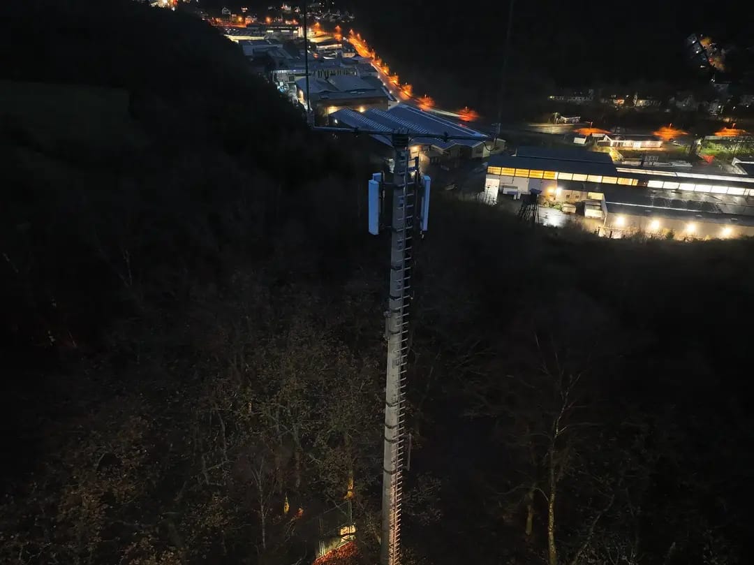 Funkmast bei Nacht aus der Luft aufgenommen